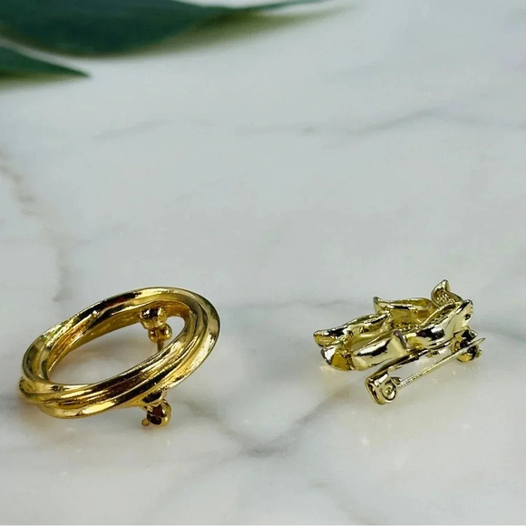 Vintage Circle Brooch Pins Crown Trifari and Gerrys Gold Tone Set of 2 5… - Picture 8 of 11